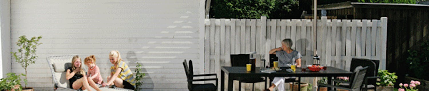 Lag en terrasse med bordene på skrå